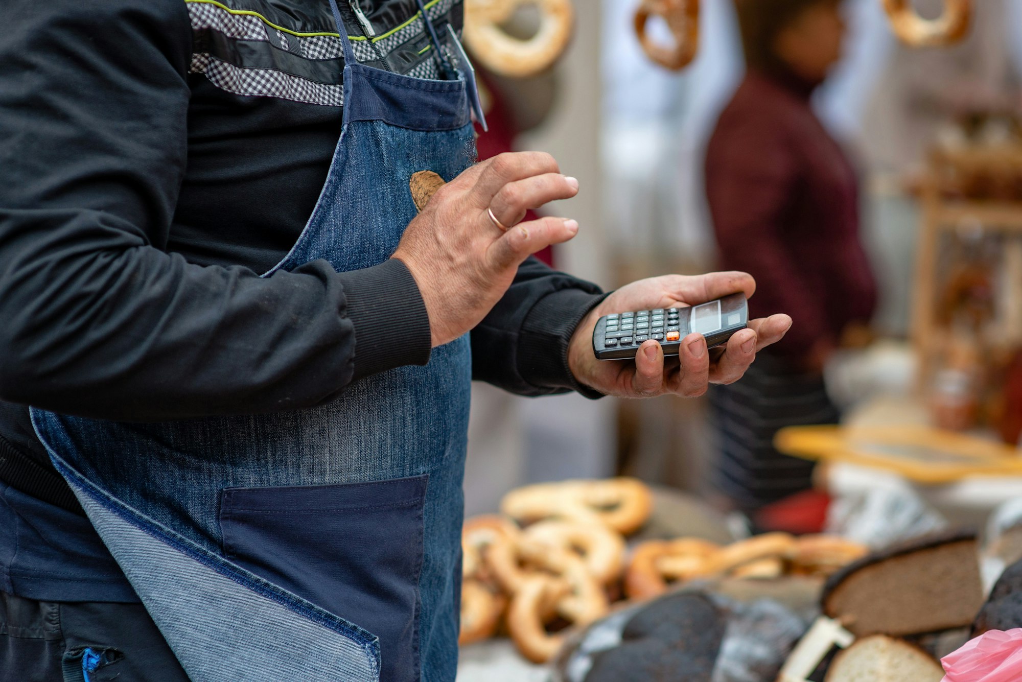 The seller calculates the price of the product with a calculator